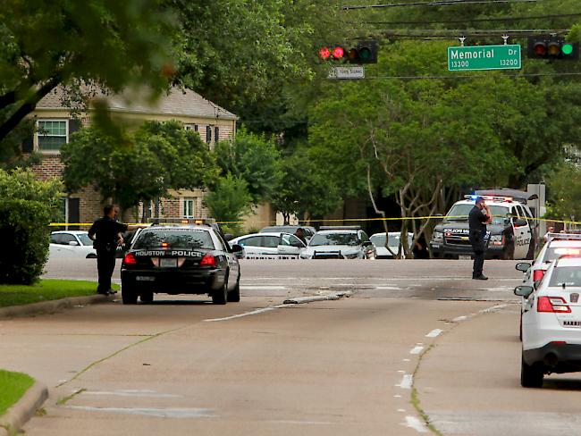 Polizisten riegeln den Ort des Schusswechsels in Houston ab.