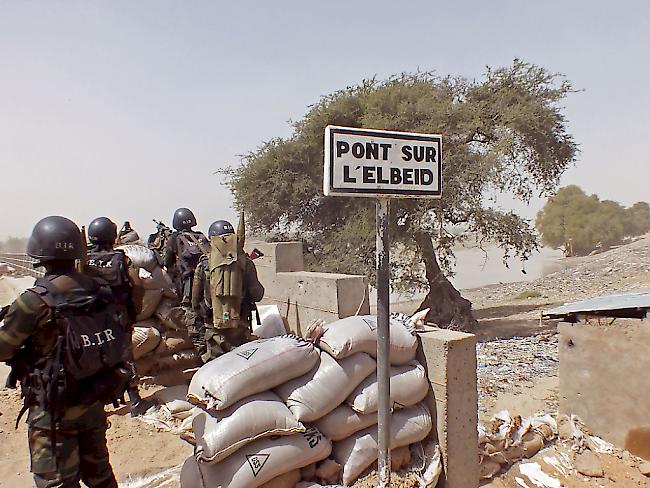 Islamistische Terroristen unter Verdacht: Fünf Menschen sterben in einer Sprengfalle nahe eines Militärstützpunktes in Nigeria. (Symbolbild)