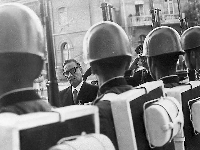 Chiles Präsident Salvador Allende bei der Truppeninspektion: Unter dessen Nachfolger, Diktator Pinochet, litten Soldaten, weshalb einige nun Schadensersatz fordern. (Archivbild)