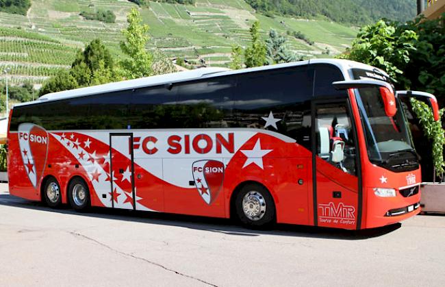 Das Schweizer Team reist mit dem Bus des FC Sitten an die Bergdorf-EM.
