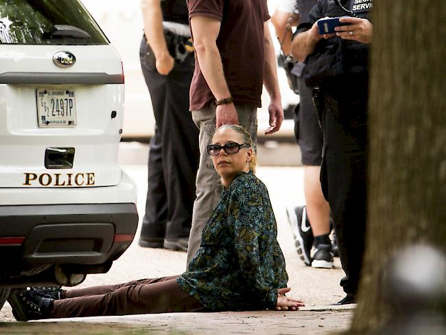 Polizisten nehmen eine Frau fest unweit des Weissen Hauses, nachdem dort ein Metallobjekt für Aufregung gesorgt hatte.