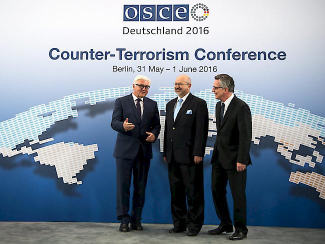 Der deutsche Aussenminister Frank-Walter Steinmeier (links) mit dem deutschen Innenminister Thomas de Maiziere (rechts) und OSZE-Generalsekretär Lamberto Zannier in Berlin.