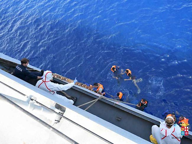 Sie haben Glück: Flüchtlinge werden von der italienischen Marine gerettet. (Archiv)