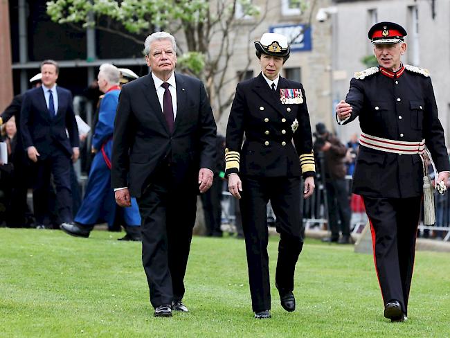 Der deutsche Bundespräsident Joachim Gauck (links), Prinzessin Anne und der Lord Lieutenant von Orkney, Bill Spence, bei der Gedenkveranstaltung zur deutsch-britischen Skagerrak-Seeschlacht von 1in Kirkwall auf den Orkney-Inseln.