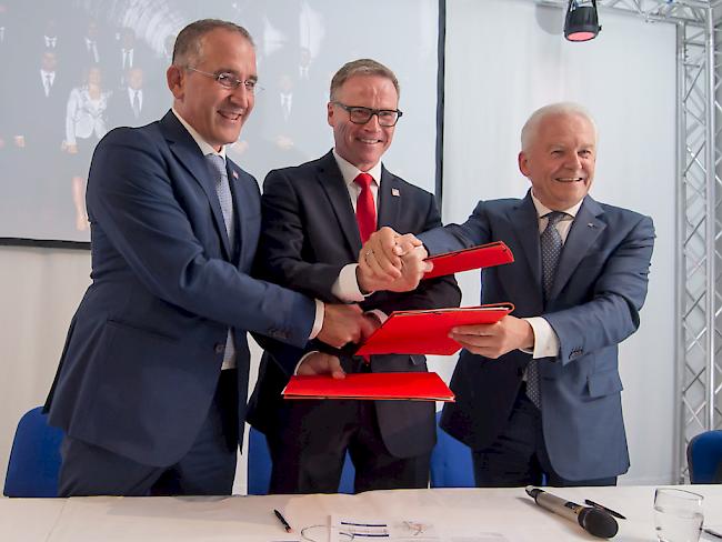 Die Bahnchefs aus der Schweiz, Deutschland und Italien stellen am Tag vor der Eröffnung des Gotthard-Basistunnels eine neue Zugverbindung zwischen Frankfurt am Main und Mailand vor.