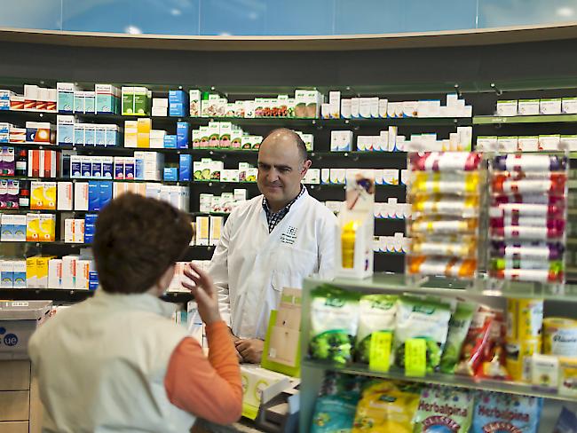 Die Ausgaben für Gesundheit haben das Wirtschaftswachstum im ersten Quartal gestützt: Ein Apotheker in Baden AG im Gespräch mit einer Kundin. (Archiv)