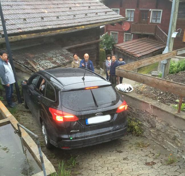 Auf einem Fussgängerweg im Birkendorf steckt ein Mietfahrzeug einer japanischen Touristengruppe «in der Klemme».