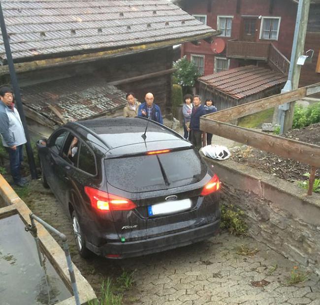 Auf einem Fussgängerweg im Birkendorf steckt ein Mietfahrzeug einer japanischen Touristengruppe «in der Klemme». 