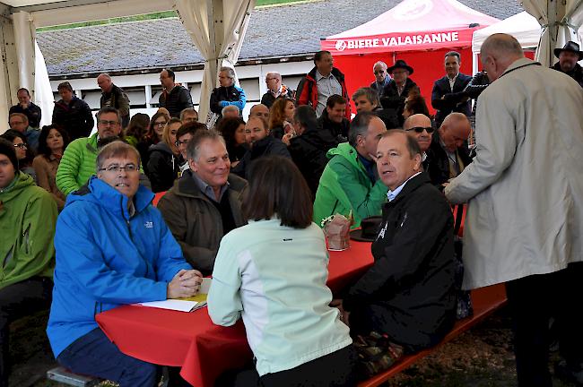 Zahlreiche Politiker und Prominente sowie die Macher der Jubiläums-Projekte bei der heutigen Abschlussfeier auf der Alpe Col du Lein.