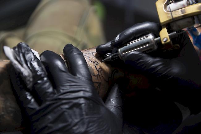 Infektionsrisiko. Tattoo-Studios im Oberwallis können ohne Hygiene-Kontrolle arbeiten.