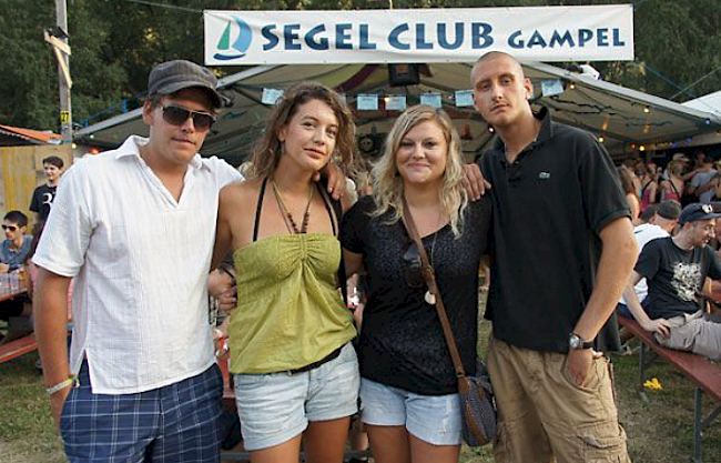 Rinaldo Knubel, Romaine Oggier, Dominique Abgottspon und Lukas Abgottspon (von links) betreiben die «Segelbar» seit sieben Jahren.