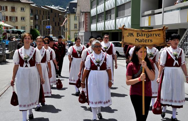 Die gemischte Jodlergruppe Bärgarve - hier beim Umzug durch die Belalpstrasse - hat das Walliser Jodlertreffen organisiert.
