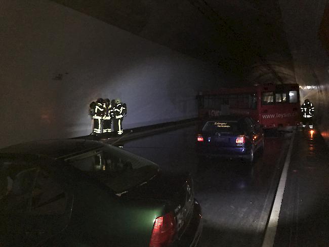 Sicherheitsübung im Autobahntunnel «Gedeckter Einschnitt» bei Turtmann. 