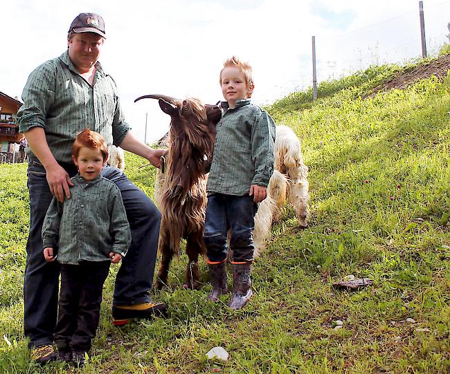 Auch die beiden Buben Leon (4) und Luca (6) helfen bei der Ziegenzucht ihres Vaters Philipp Gruber mit.  