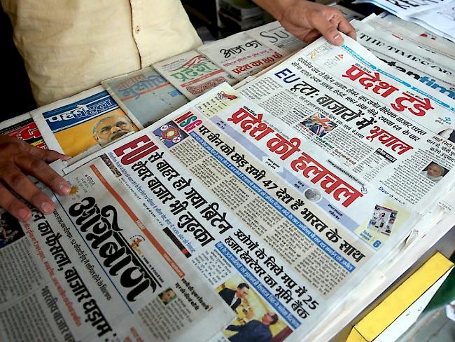 Das Presseecho auf das britische Votum zum Austritt aus der EU ist enorm. Im Bild die Auslage eines Zeitungsverkäufers in Indien.