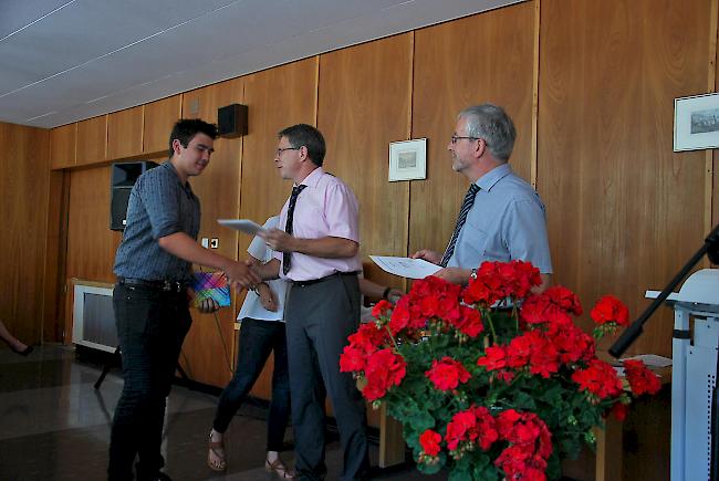Moritz Schwery, Leiter des Landwirtschaftszentrum, und Guy Bianco, Direktor der Landwirtschaftsschule Wallis, überreichen die Diplome. 