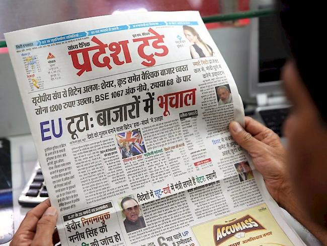 Das Presseecho auf das britische Votum zum Austritt aus der EU ist enorm. Im Bild ein Inder bei der Zeitungslektüre.
