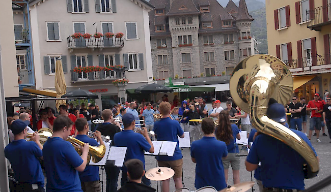 Auch wenn sich Wettermacher am Samstagnachmittag nicht von seiner besten Seite zeigte – Spass machten Brassband-Klänge auf dem Briger Sebastiansplatz trotzdem.