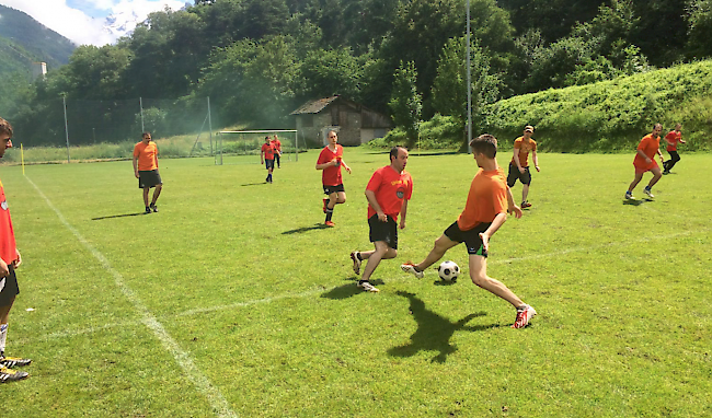 Fussball spielen statt schauen am AntiRa-Cup in Visp.