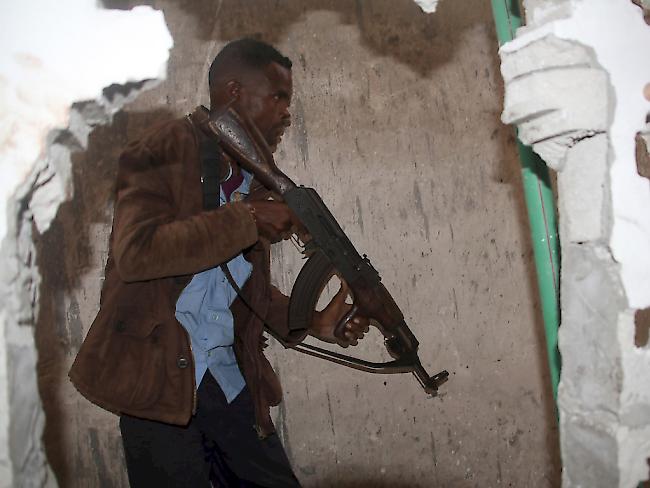 Ein somalischer Soldat nimmt das angegriffene Hotel in Mogadischu ins Visier.