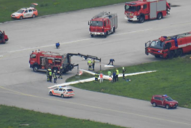 Blick auf die Unglücksstelle auf dem Flugplatz Sitten, wo am Sonntag ein Segelflugzeug nach dem Start mit einem Motorflugzeug abstürzte.