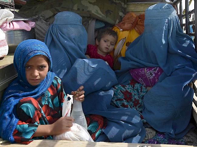 Frauen und Kinder fliehen mit ihrem Hab und Gut aus den umkämpften Gemeinden im Osten Afghanistans.