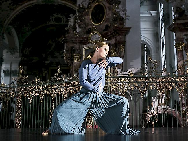 Tänzerin Robina Steyer tanzt im Altarraum der St. Galler Kathedrale. Das Tanzstück "Rosenkranz" der St. Galler Festspiele feierte am Mittwoch Premiere.