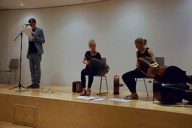 Pedro Lenz mit seinen musikalischen Begleiterinnen Evelyn und Kristina Brunner im Briger Grünwaldsaal.