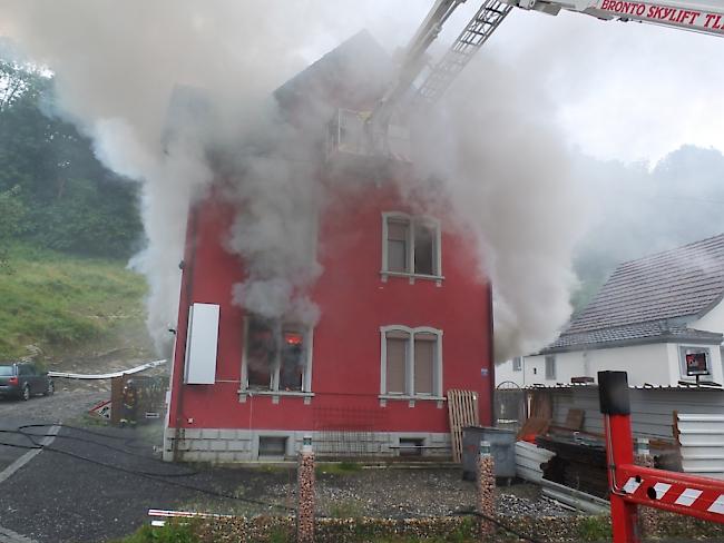 Beim Brand einer Kontaktbar in St. Margrethen befanden sich vier Personen im Gebäude. Die Feuerwehr rettete zwei Frauen mit dem Hubretter aus dem ersten Stock des brennenden Hauses.