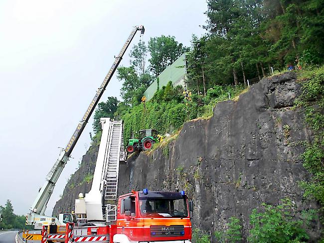 Der Traktor stürzte oberhalb der Schnellstrasse zwischen Sarnen und Alpnach auf einen Felsvorsprung.