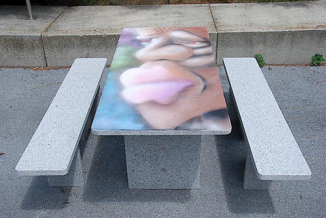 An der Visper Orientierungsschule wurden neue Tische und Bänke aus Granit aufgestellt und mit Graffitis verziert. 