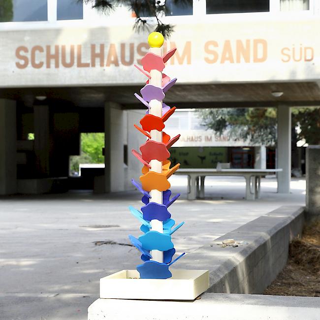 Im kommenden Schuljahr wird in der Primarschule Sand ein Klangbaum stehen. Dabei handelt es sich um eine drei bis vier Meter grosse Holzkonstruktion, die mithilfe von Murmeln zum Klingen gebracht werden kann. 