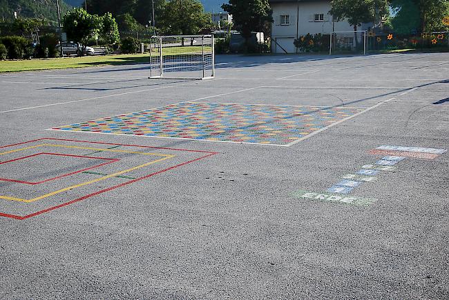 In Lalden wurde der Schulhausplatz mit neuen Bodenspielen aufgewertet. 
