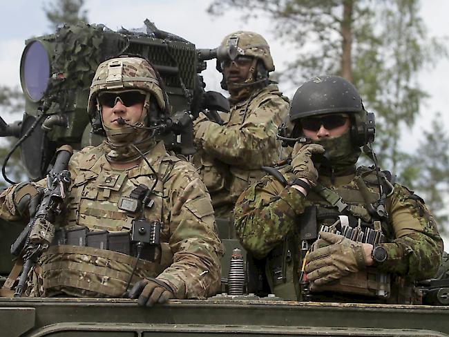 Die US-Army entspannt sich punkto sexueller Orientierung. US-Soldaten bei einem Manöver in Estland am 17. Juni. (Symbolbild)