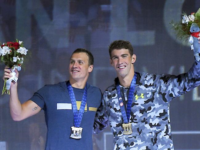 Siegerehrung: Michael Phelps (rechts) mit der Goldmedaille, Ryan Lochte (links) mit der Silbermedaille um den Hals