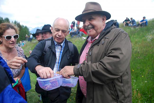 Bundesrat Ueli Maurer kam bei seinem Besuch auf der Tschorralp in den Genuss von Walliser Trockenfleisch.