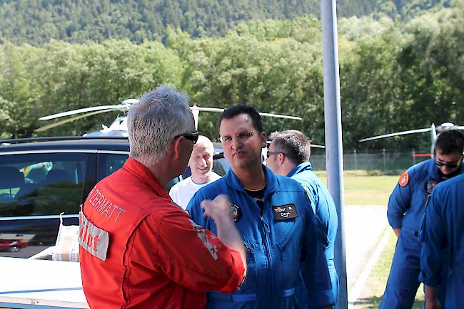 Air-Zermatt-CEO Gerold Biner im Gespräch mit dem Chefpiloten der 20-köpfigen spanischen Armee-Helikopter-Delegation.