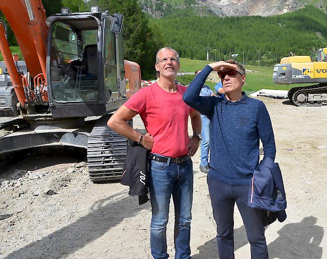 CEO Rainer Flaig und Verwaltungsratspräsident Pirmin Zurbriggen der Saastal Bergbahnen AG begutachten die Baustelle der Spielboden Talstation.