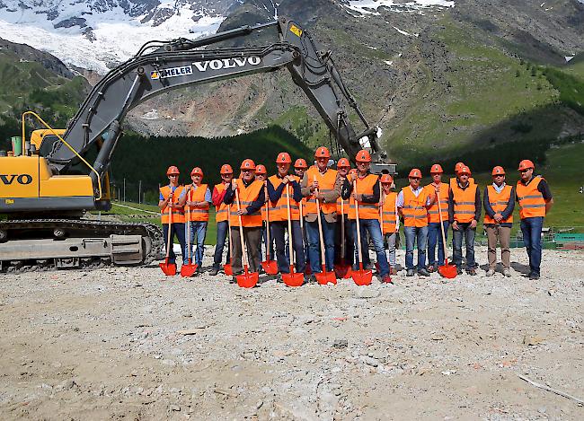 Der Verwaltunsrat der Saastal Bergbahnen AG und Mitarbeiter der Bauunternehmungen Imboden und Theler begehen den symbolischen Spatenstich.