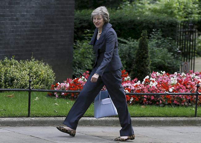 Theresa May liebt das Wandern in Zermatt. Ob sie dabei auch so ausgefallenes Schuhwerk trägt?