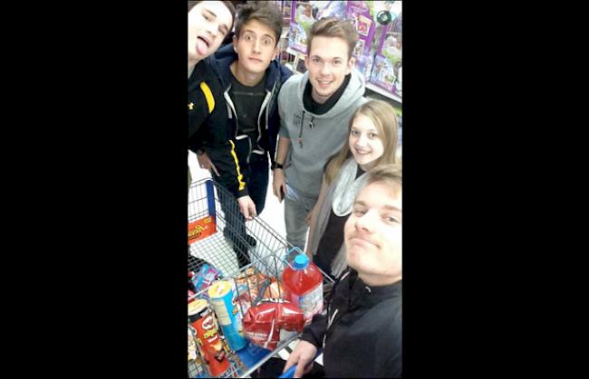 «Dominic (18), Alberto, ich, Kayla (18) und Jacob (17) am Einkaufen»