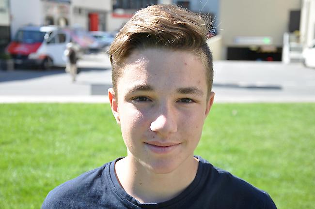 Lucca Margelist (14), Baltschieder: «Die meiste Zeit meiner Sommerferien verbringe ich im Schwimmbad. Momentan hat aber wieder das Fussballtraining angefangen, was ziemlich mühsam ist, da es für Sport viel zu heiss ist.»