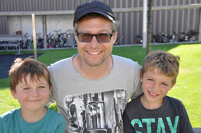 David Schmidig (38) mit seinen beiden Söhnen Finn und Luan, Luzern: «Wir streichen uns mit viel Sonnencreme ein und verbringen unsere Freizeit mit einer Wanderung.»