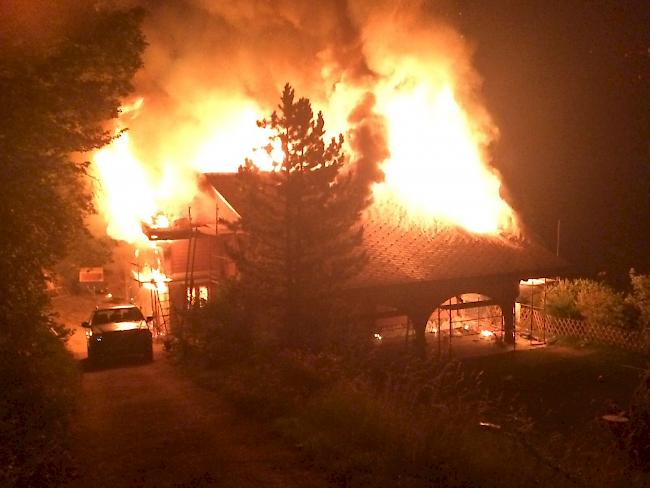 Das Haus in Arbaz brannte am frühen Freitagmorgen lichterloh. Die Bewohner des Chalets konnten sich ohne Verletzungen in Sicherheit bringen. 