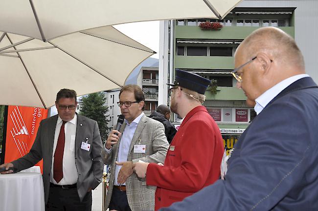 Christoph Bürgin, Gemeindepräsident Zermatt, Fernando Lehner, Unternehmensleiter MGB, Moderator Millius und Visps Präsident Niklaus Furger (von links) beim Podium an der Feier.