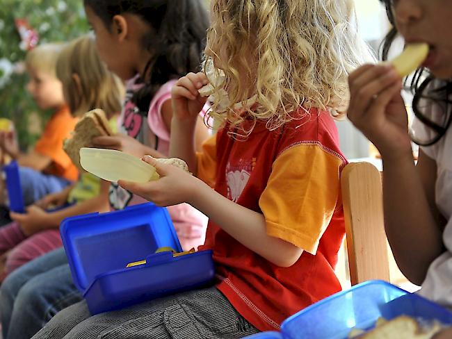 Nüsse verboten: An manchen Schweizer Schulen dürfen Kinder zum "Znüni" oder "Zvieri" nichts essen, was Nüsse enthält. (Symbolbild)