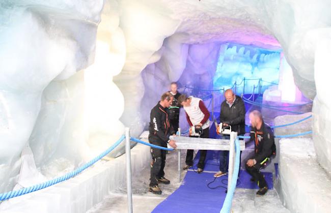 Heute kurz vor Mittag wurde als Eröffnungsritual ein Eisblock von den beiden Taufpaten Pirmin Zurbriggen und Roger Kalbermatten zersägt.