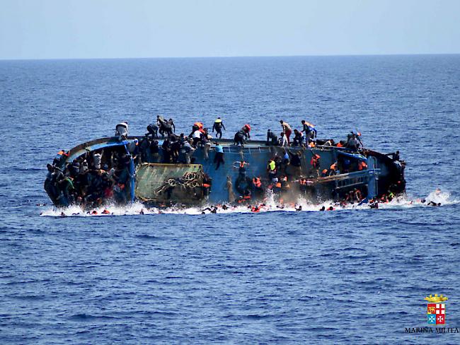 Ein überlebender Insasse namens David erzählt, was beim  Bootsunglück mit 22 Flüchtlingsopfern vom vergangenen Mittwoch genau passiert ist.(Symbolbild)