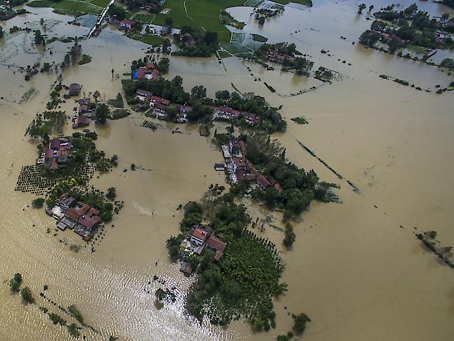 In China stehen nach heftigen Regenfällen ganze Dörfer unter Wasser - rund 100 Menschen kamen bei den Überschwemmungen bisher ums Leben. (Archiv)