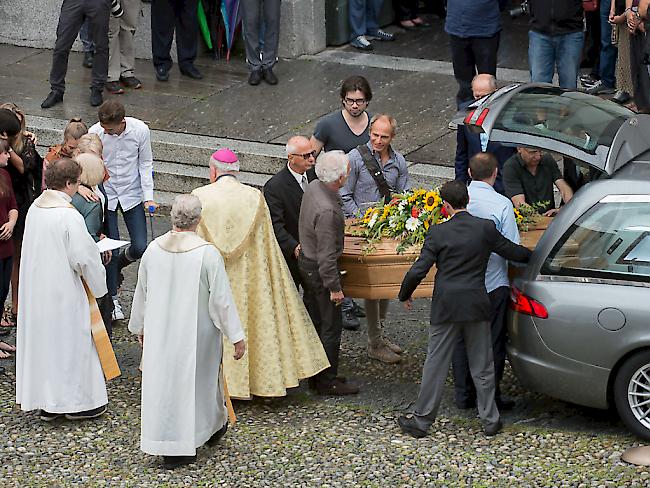 Angehörige und Pier Giacomo Grampa, emeritierter Bischof von Lugano, geben dem Sarg Dimitris in Locarno das letzte Geleit.